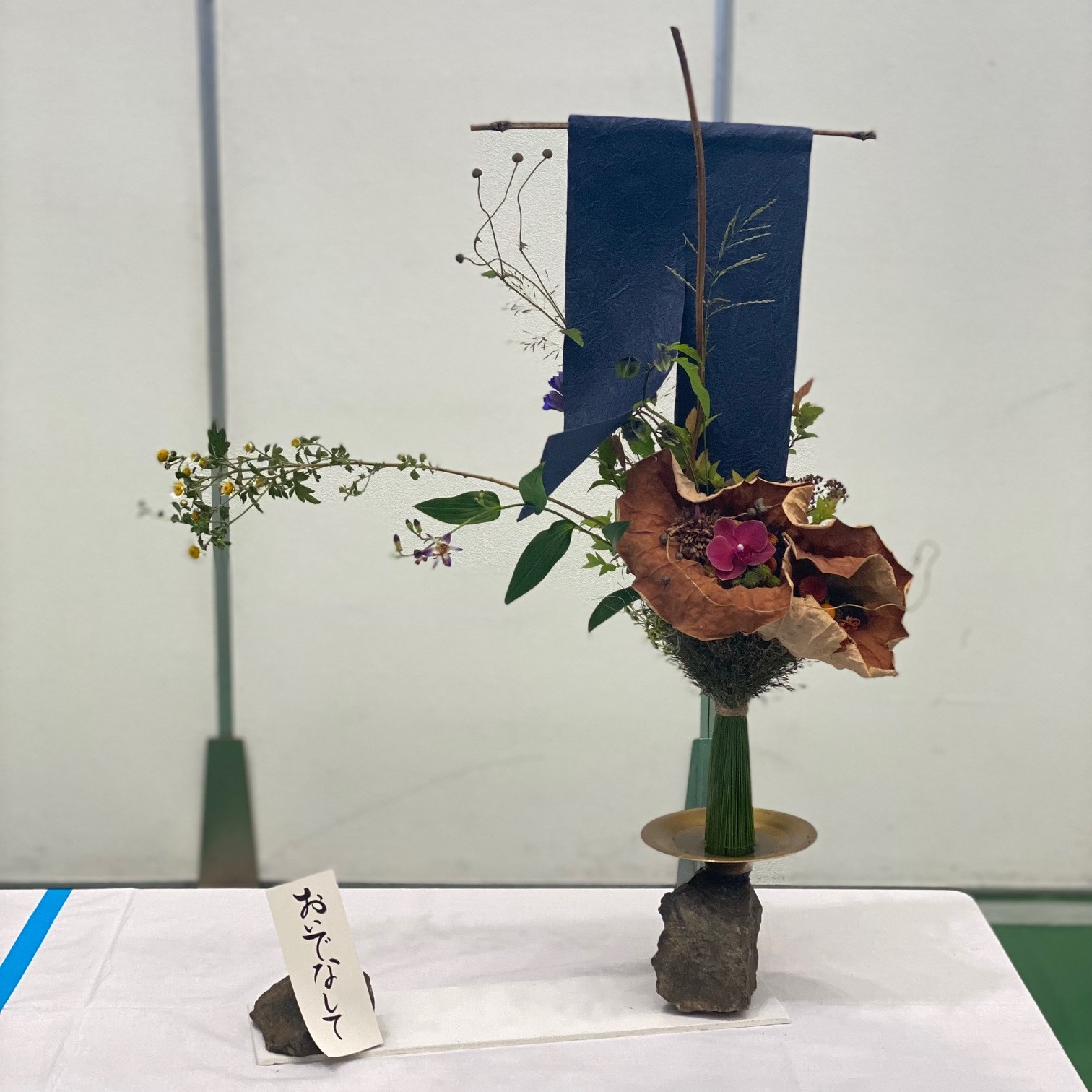 枝を使った個性的なブーケ