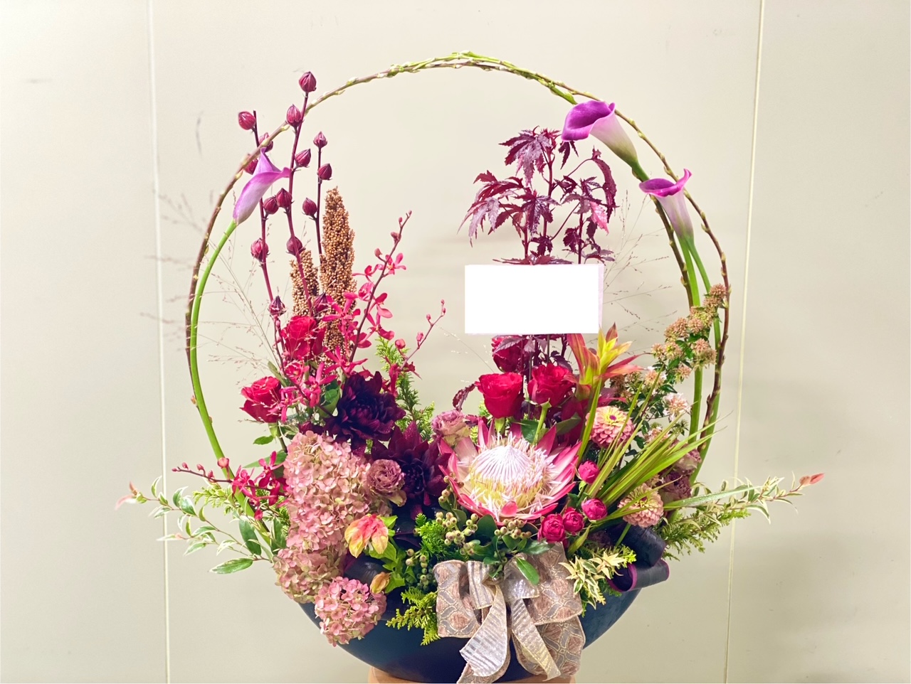 プロテアの入ったアレンジメント