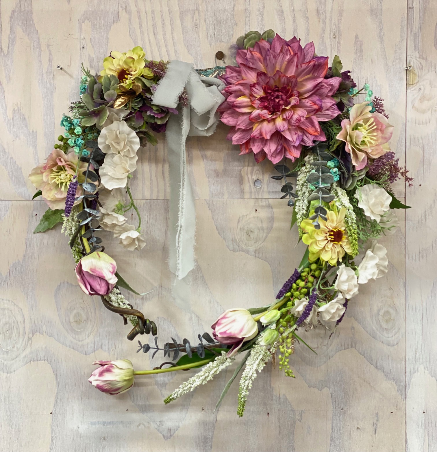 ダリアをポイントにしたフラワーリース