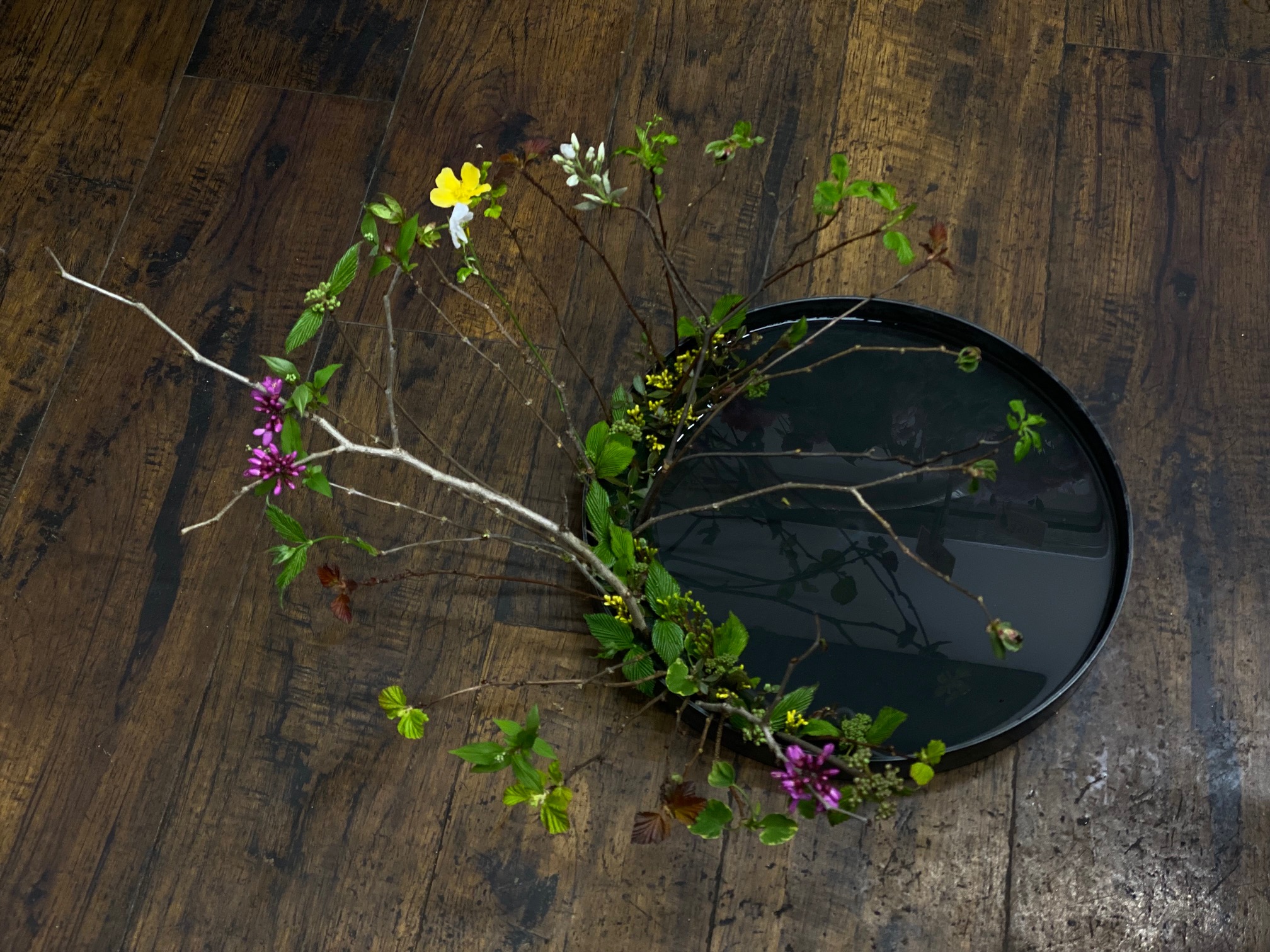 お盆にいけた花