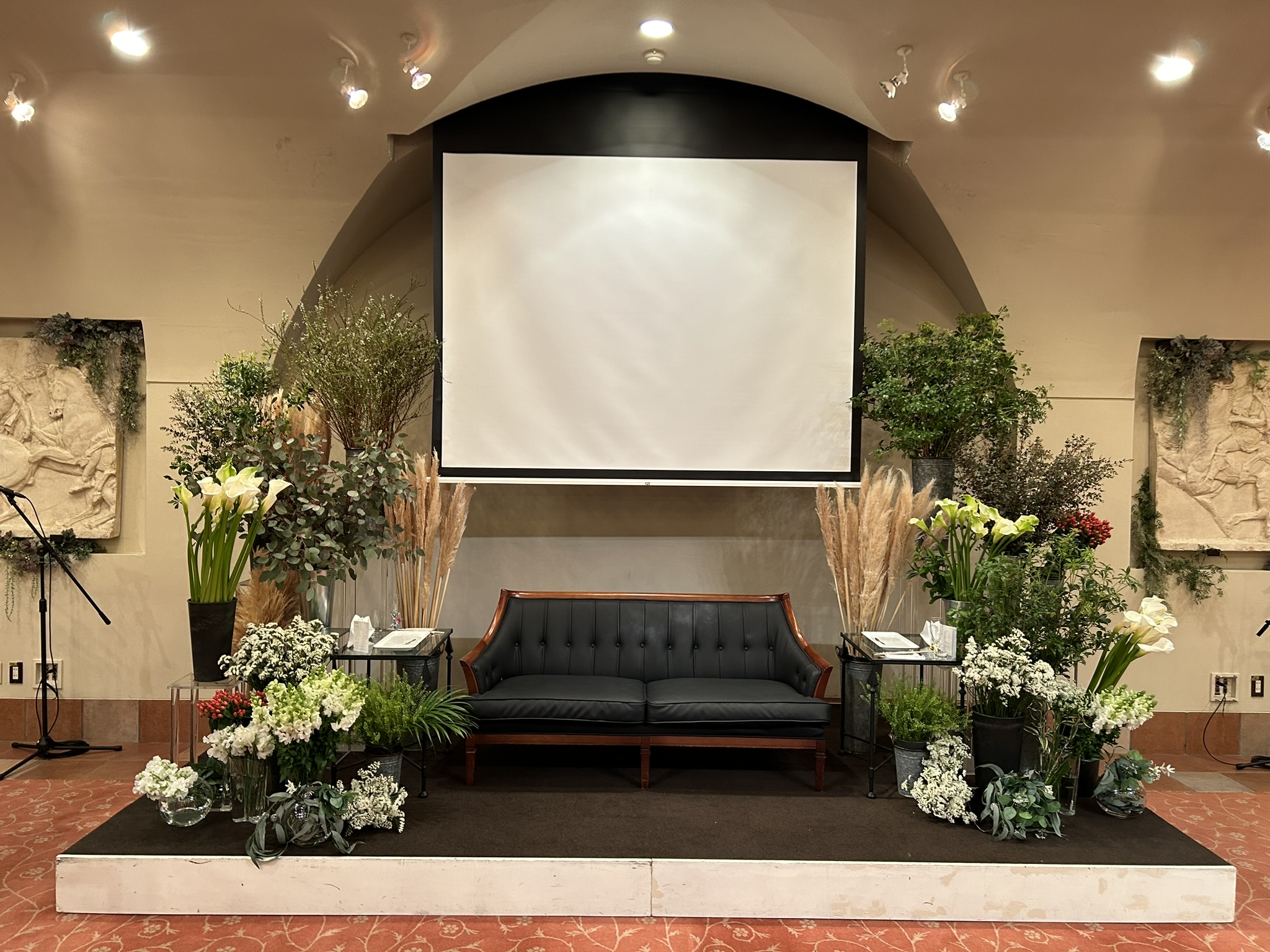 スクリーン周りの花の装飾