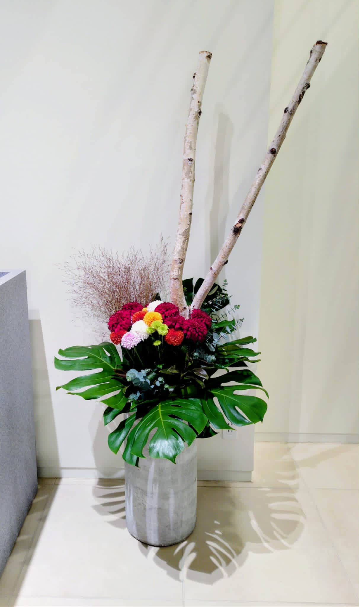 木とモンステラのアレンジ