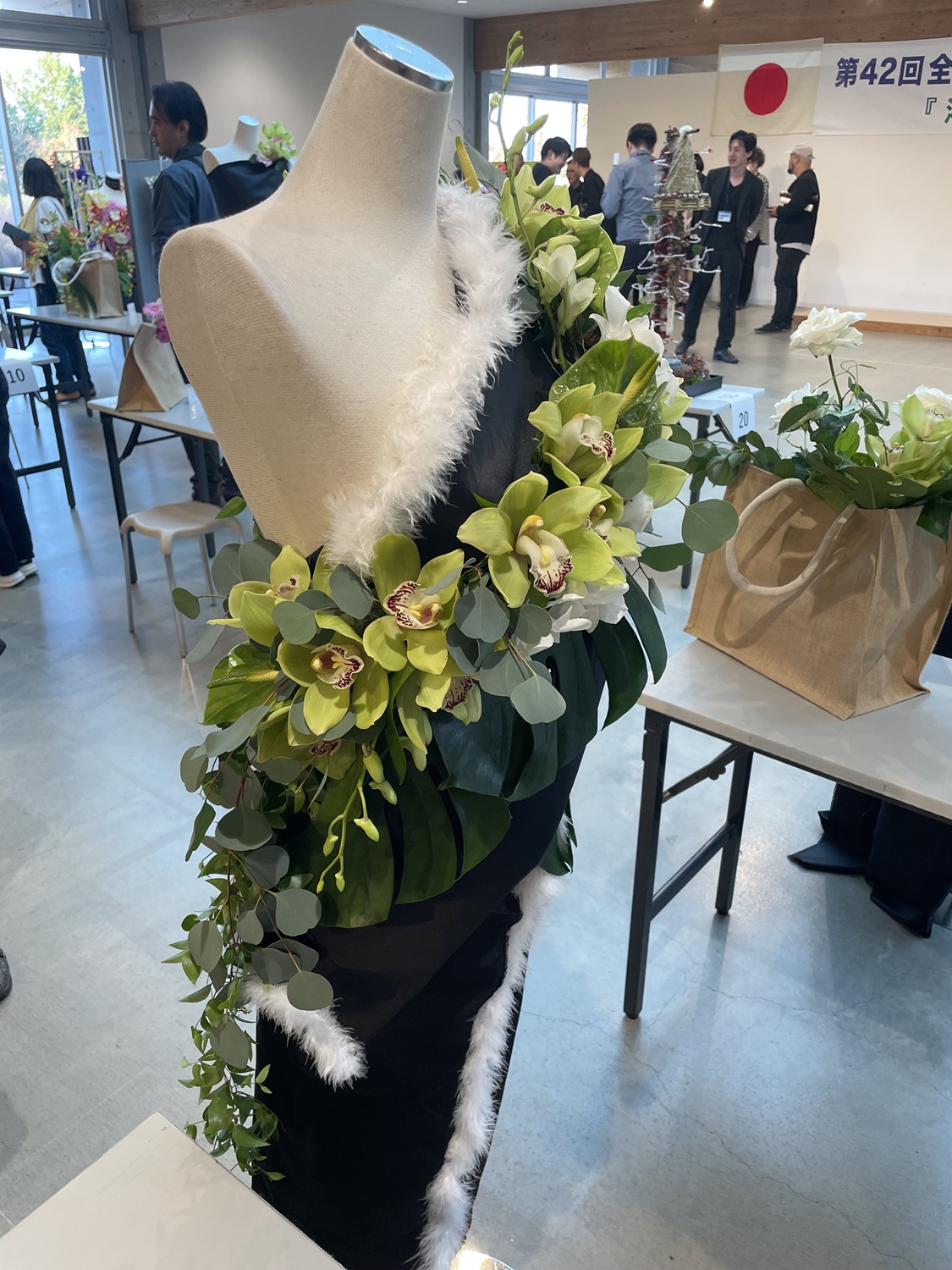 トルソーを使ったフラワーアレンジ