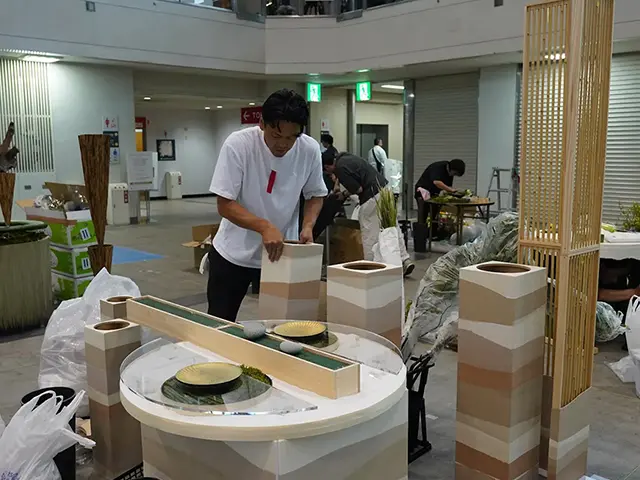 展示作品を作る原さん