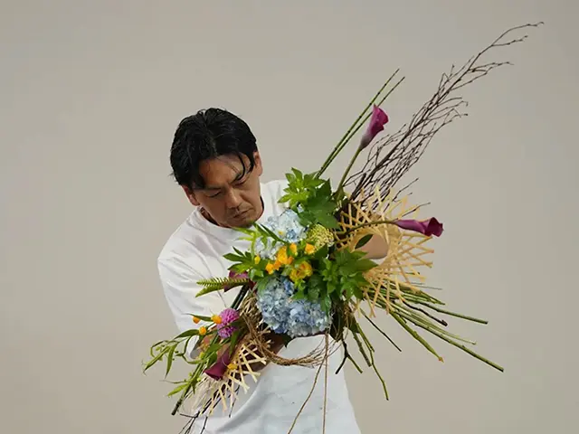 花束を作る原さん