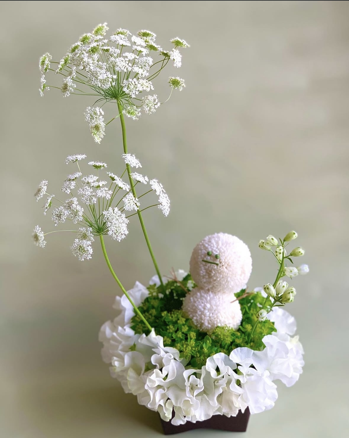 雪だるまのようなフラワーアレンジ