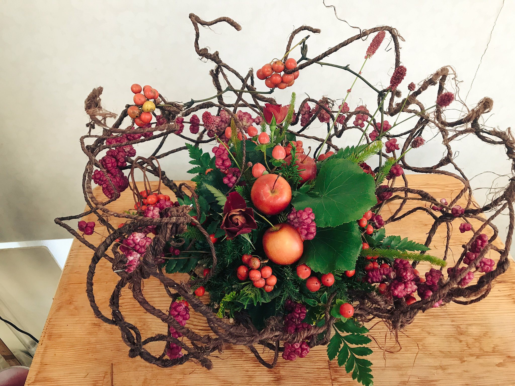 りんごを使ったクリスマスフラワーアレンジ
