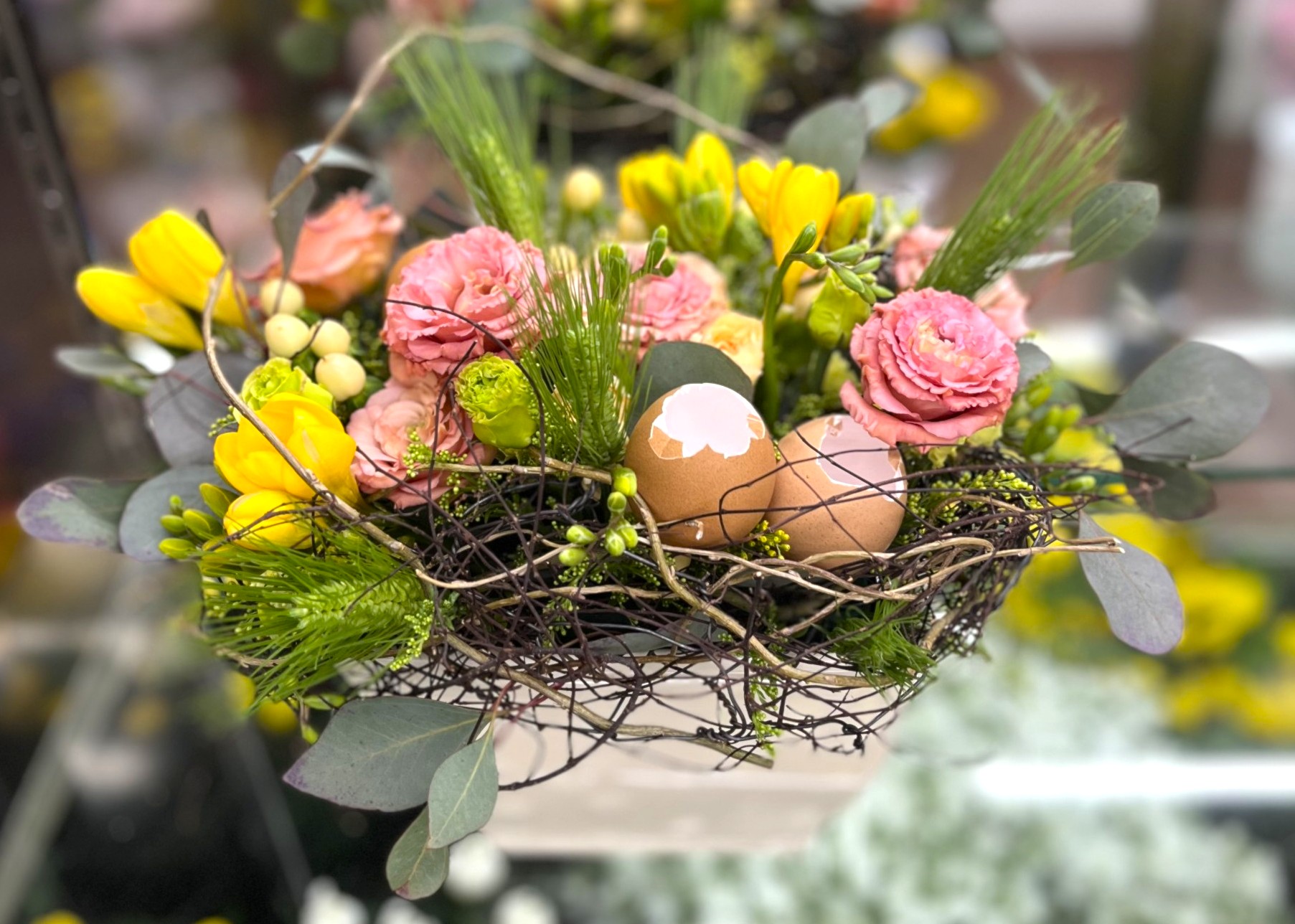 鳥の巣のかたちのフラワーアレンジ