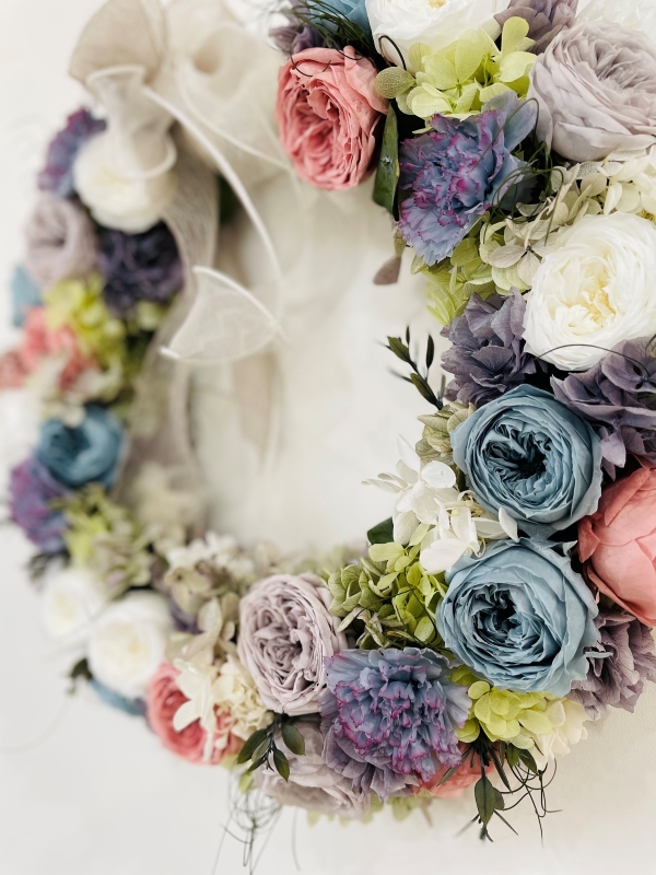 ピンク・ブルーのバラのリース