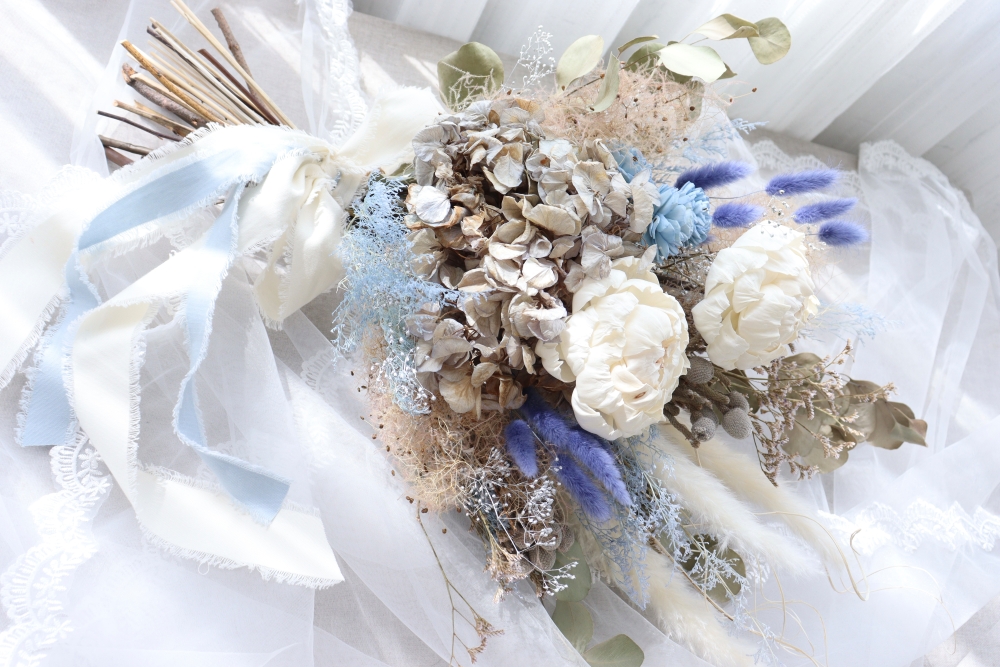 白とブルーのドライフラワー
