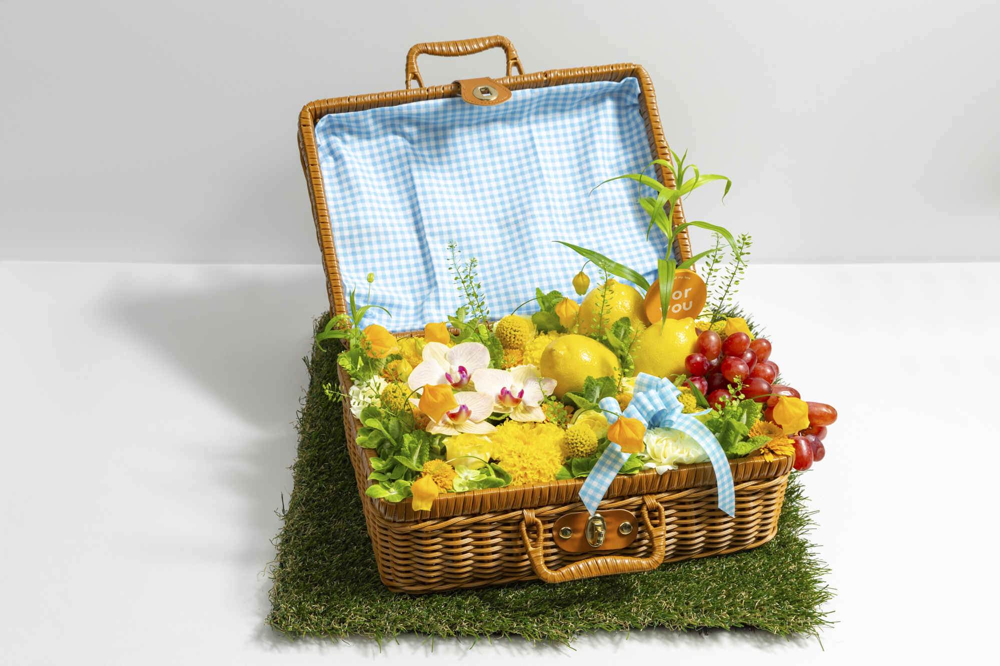 バスケットにフルーツと花