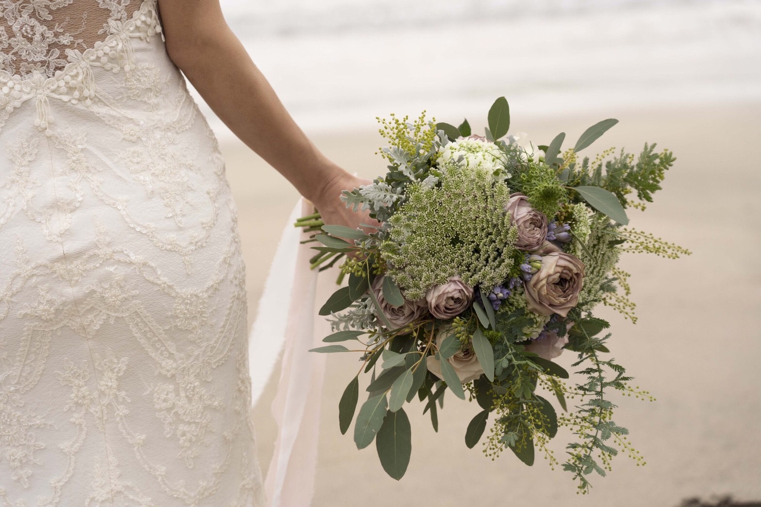 モーヴカラーのウエディングブーケ