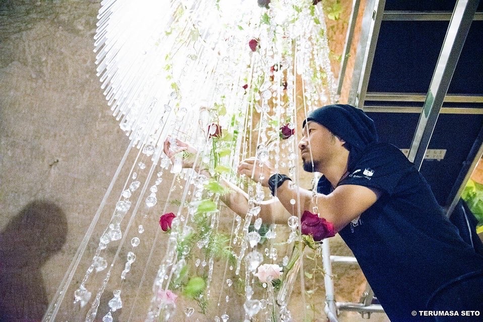 花の装飾をする村瀨 将之