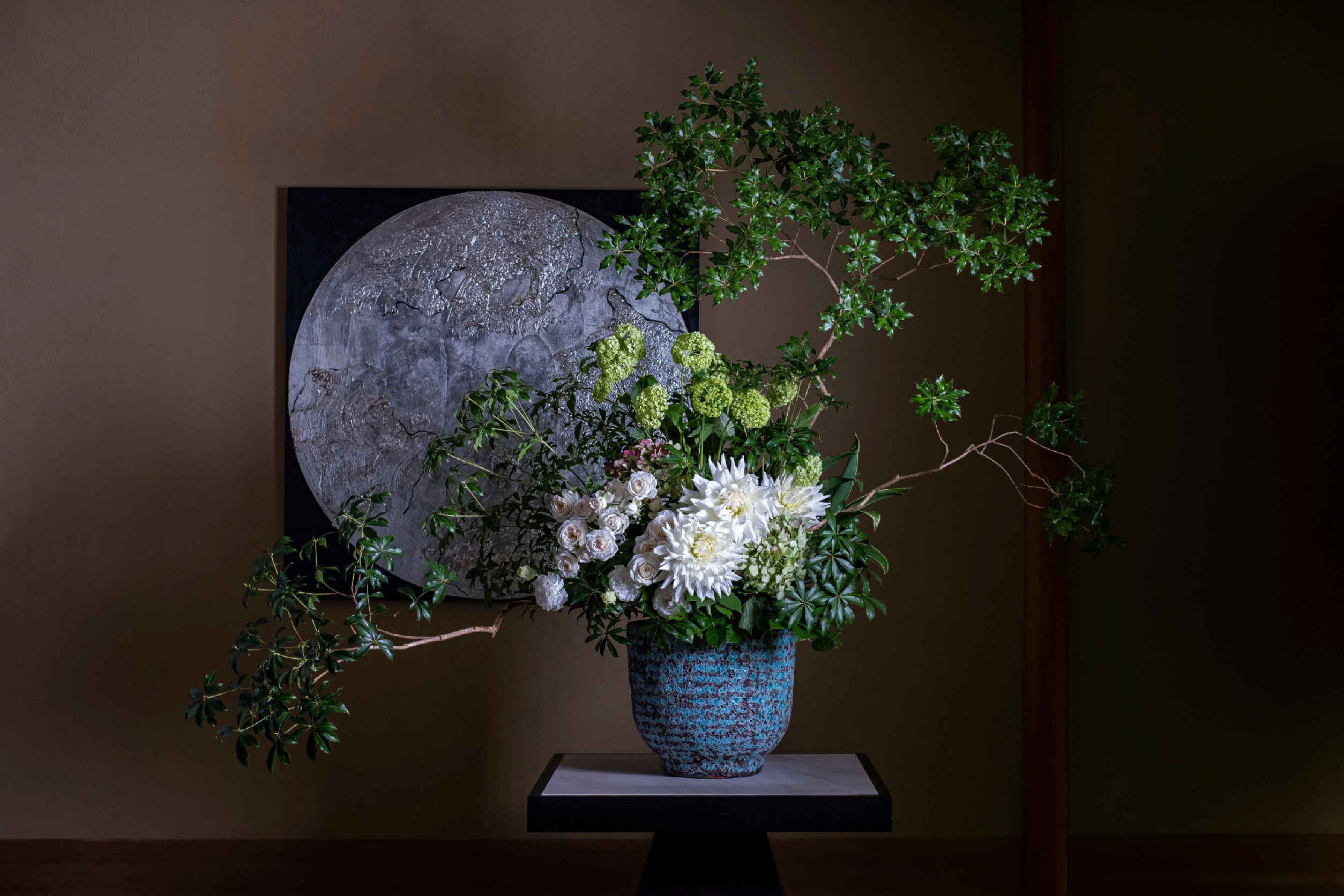 大ぶりの枝に白いダリアとバラ