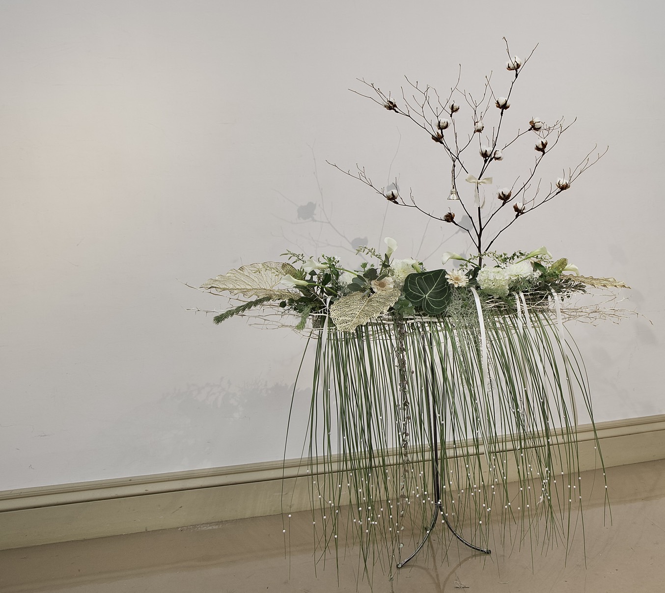 コットンとグラスのスタンドアレンジ