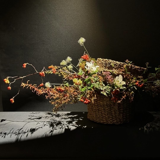 バスケットに秋の実と花