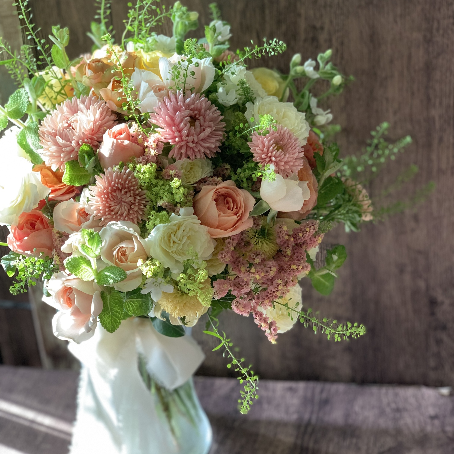 オレンジのバラを使った大きな花束