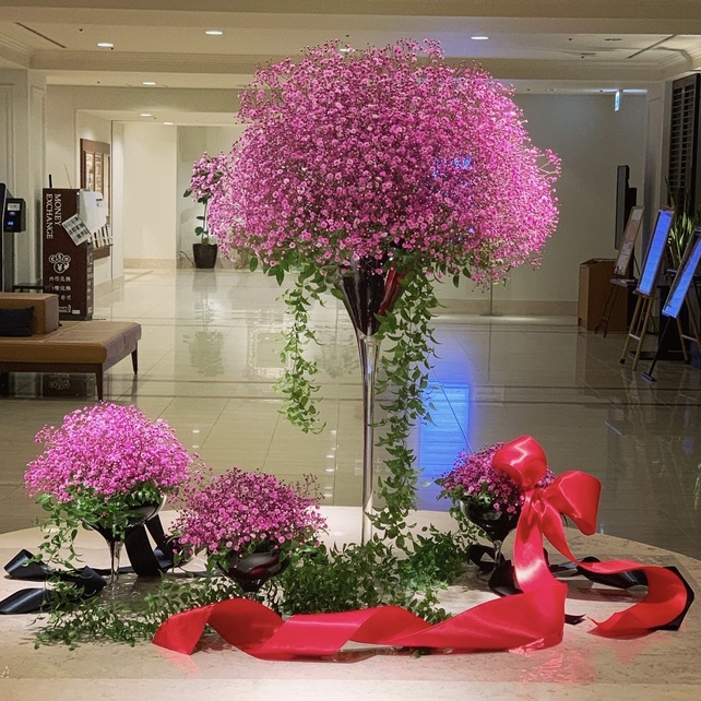 ピンクの花を飾ったエントランス