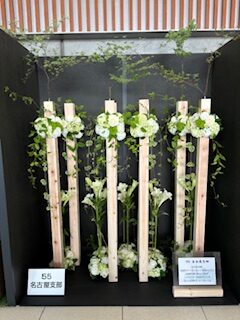 白いバラとユリのディスプレイ