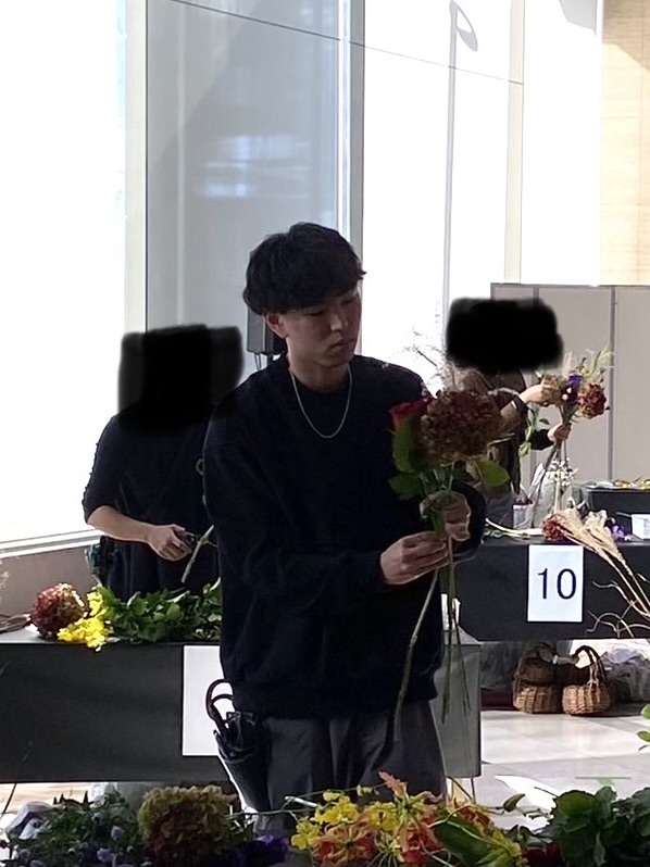 花束を制作する原佑希