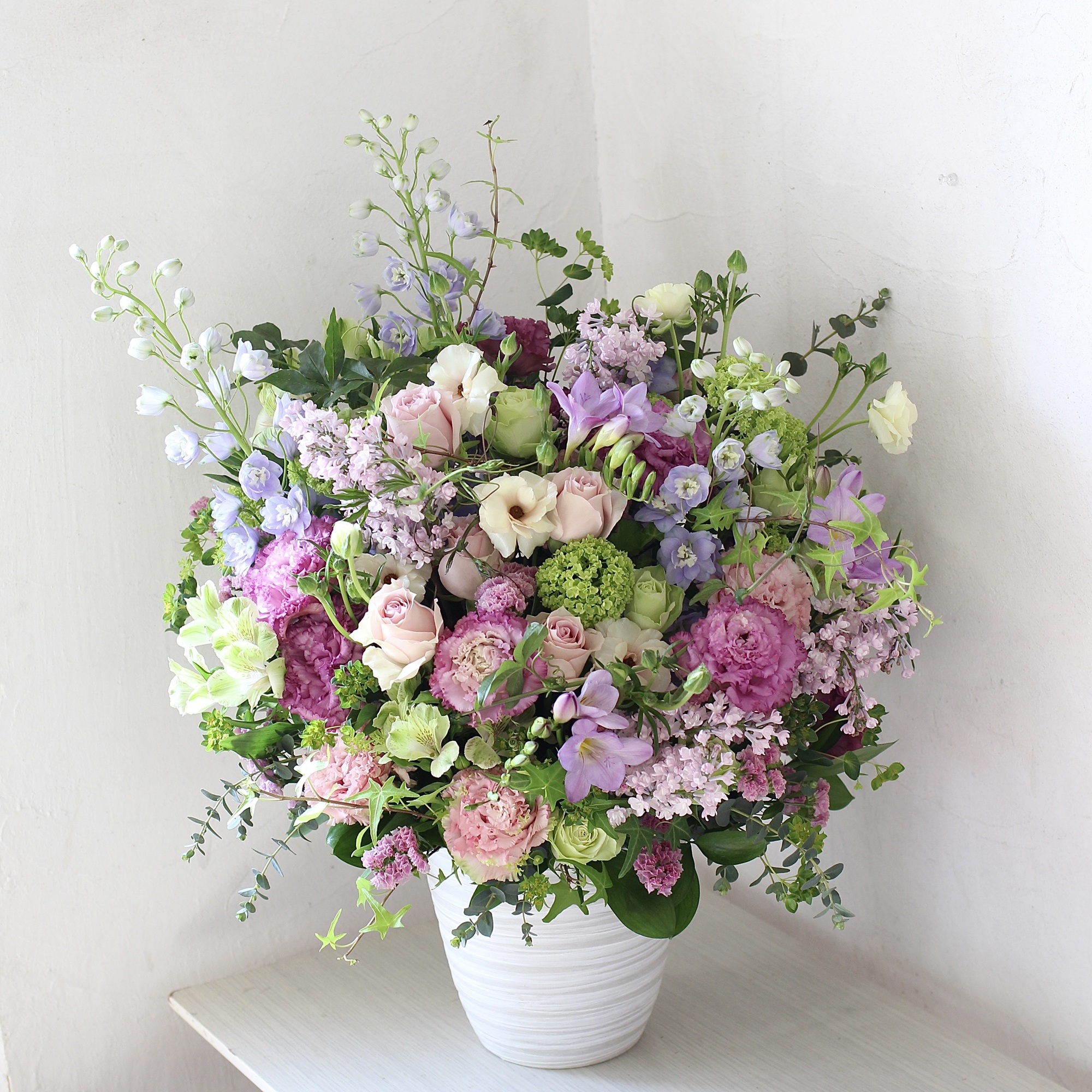 白い花器のアレンジ