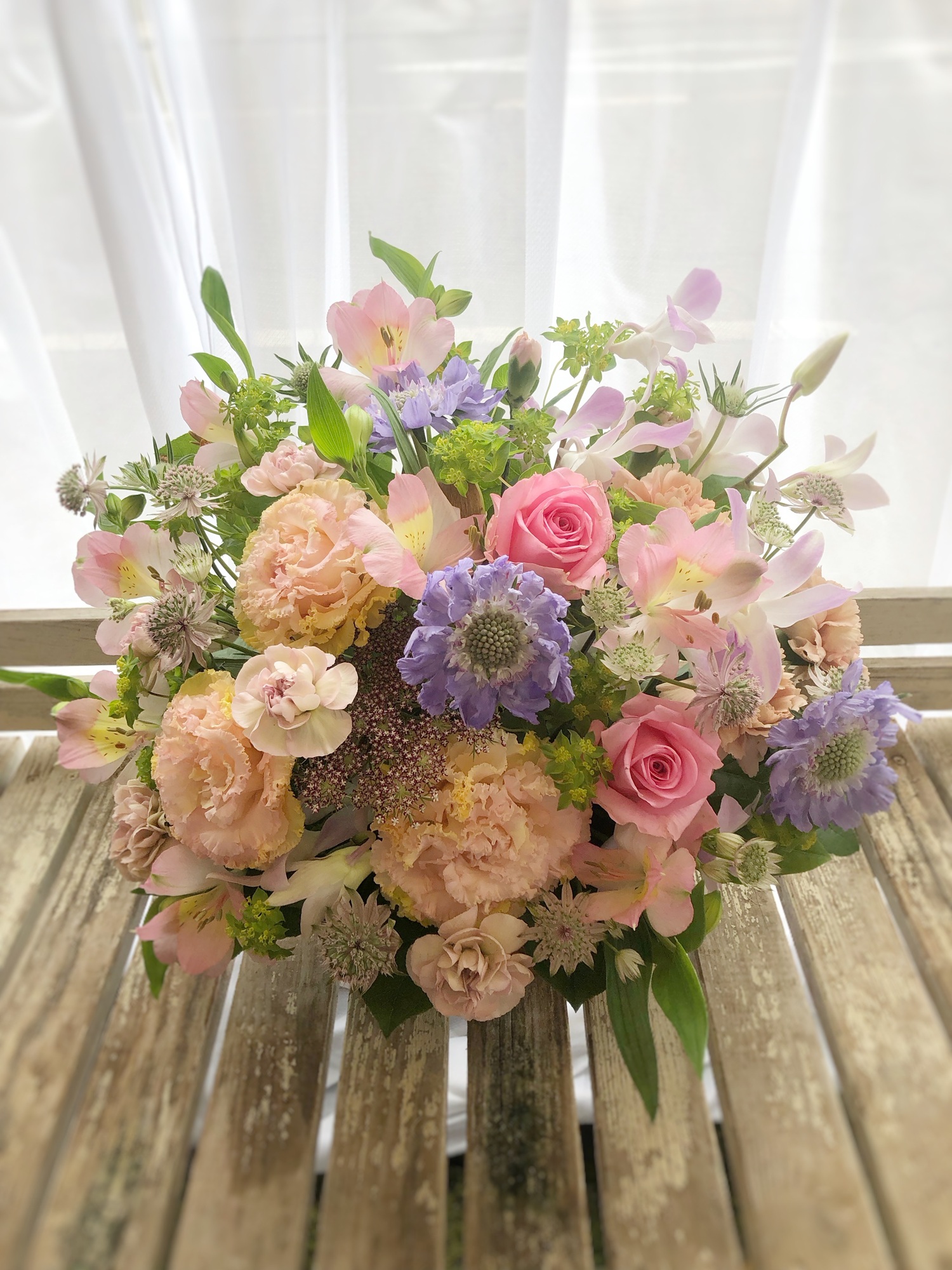 淡いピンクのアレンジメント