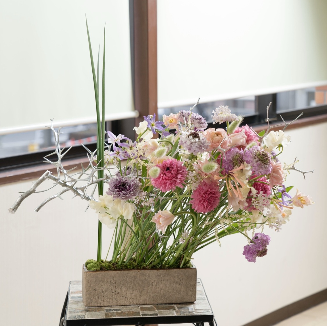 長方形の花器を使ったアレンジメント