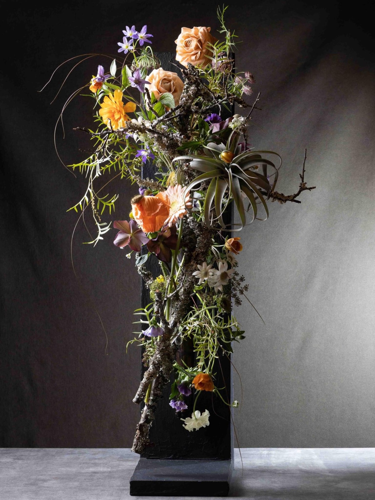 黒い資材の細長い作品