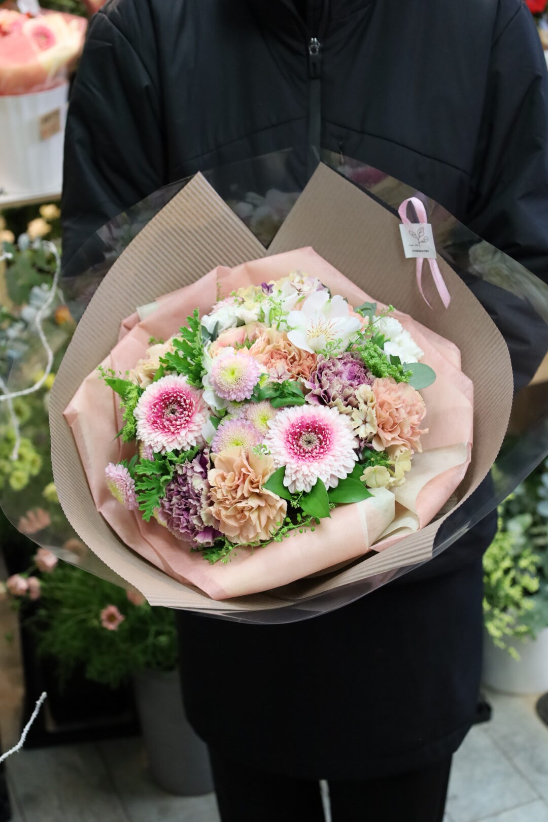 ピンクのラッピンクペーパーの花束