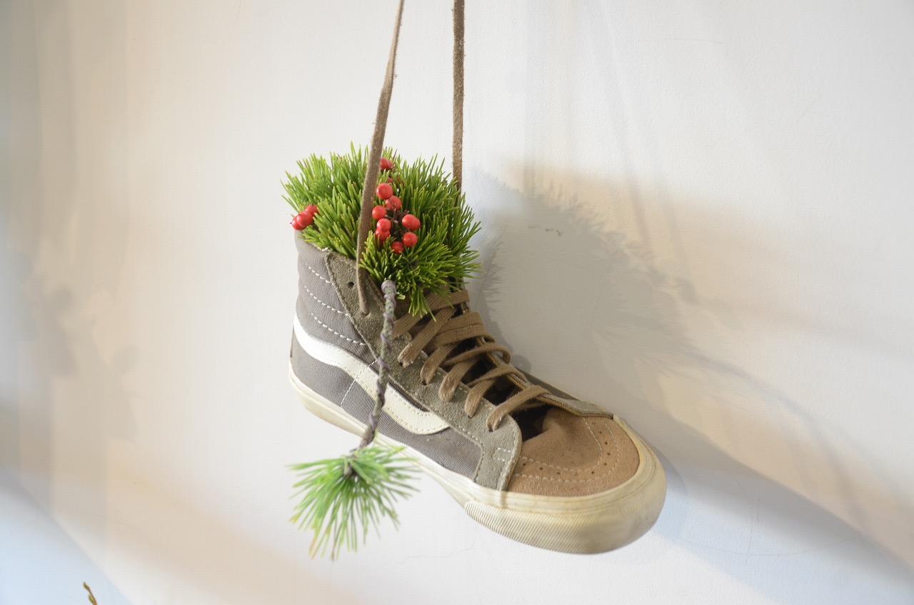 スニーカーと松